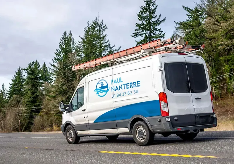 Camionnette d'intervention du plombier Paul Nanterre à Nanterre